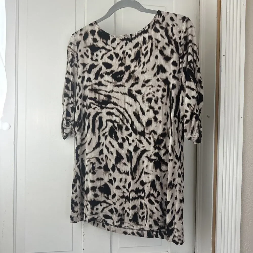 Chicos Travelers 2 Leopard Short Sleeve Top Size 2 Slinky knit Roundneck - Picture 5 of 5